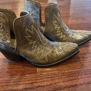 Ariat Women’s Dixon Western Ankle Boots